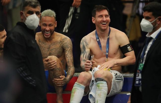 足球世界杯吉祥物亮相，造型引网友热评