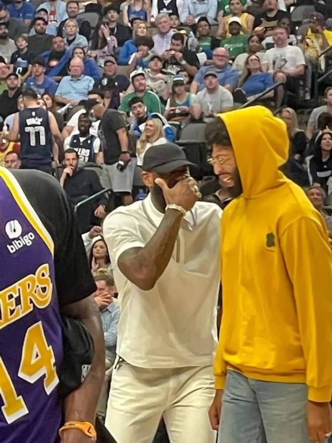 乔治娜晒在卡塔尔海边照片，蓝色紧身连衣裙尽显曼妙身姿