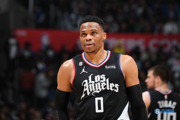 队记：文班休战2场后今日复出并替补出战，并有出场时间限制