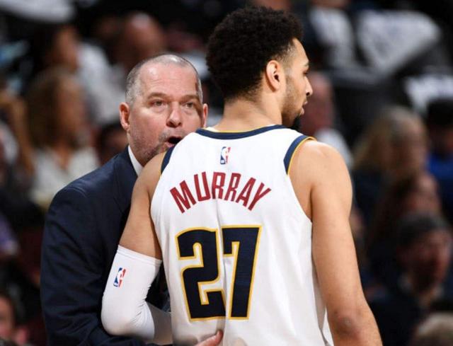 据名记Shams报道，消息人士透露，老鹰球星特雷·杨及其经纪人团队正在与球队商讨交易事宜。