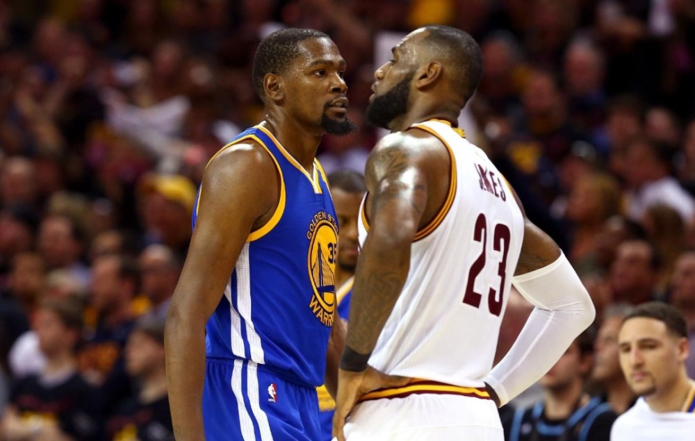 足球巴萨主帅称赞中场新核：不可替代